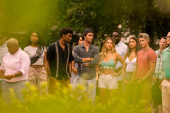 (S-D) Carlacia Grant come Cleo, Jonathan Daviss come Pope, Chase Stokes come John B, Madelyn Cline come Sarah Cameron, Madison Bailey come Kiara, Rudy Pankow come JJ in Outer Banks 4x01