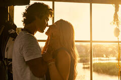 (S-D) Chase Stokes come John B, Madelyn Cline come Sarah Cameron in Outer Banks 4x01