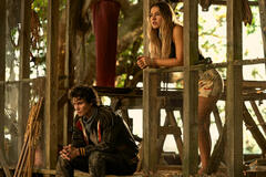 (S-D) Chase Stokes come John B, Madelyn Cline come Sarah Cameron in Outer Banks 4x01