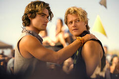 (S-D) Chase Stokes come John B, Rudy Pankow come JJ in Outer Banks 4x01