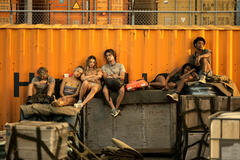 (S-D) Rudy Pankow come JJ, Madison Bailey come Kiara, Madelyn Cline come Sarah Cameron, Chase Stokes come John B, Carlacia Grant come Cleo, Jonathan Daviss come Pope in Outer Banks 4x01