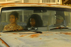 (S-D) Madison Bailey come Kiara, Carlacia Grant come Cleo, Jonathan Daviss come Pope in Outer Banks 4x03