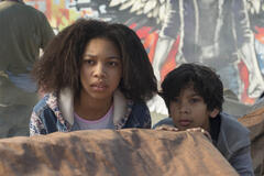 Kyla-Drew Simmons e Gustavo Quiroz in Peppermint