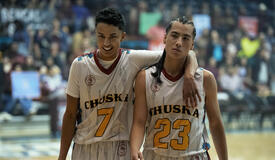 (S-D) Kauchani Bratt come Jimmy e Kusem Goodwind come Nataanii in Rez Ball in Rez Ball