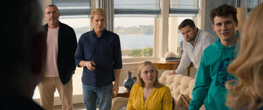 (S-D) Liev Schreiber come Tag Winbury, Billy Howle come Benji Winbury, Dakota Fanning come Abby Winbury, Jack Reynor come Thomas Winbury, Sam Nivola come Will Winbury in The Perfect Couple 1x06