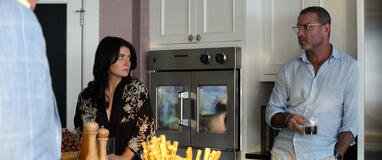 (S-D) Eve Hewson come Amelia Sacks, Liev Schreiber come Tag Winbury in The Perfect Couple 1x03