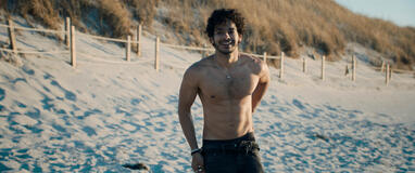 Ishaan Khattar come Shooter Dival in The Perfect Couple 1x04