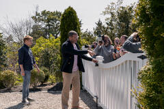 (S-D) Billy Howle come Benji Winbury, Liev Schreiber come Tag Winbury in The Perfect Couple 1x06