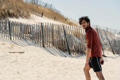 Ishaan Khattar come Shooter Dival in The Perfect Couple 1x01