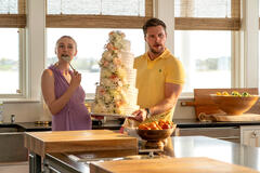 (S-D) Dakota Fanning come Abby Winbury, Jack Reynor come Thomas Winbury in The Perfect Couple 1x04