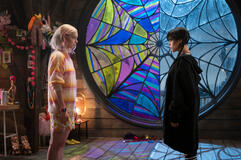 Emma Myers come Enid Sinclair, Jenna Ortega come Wednesday Addams in Mercoledì 1x01