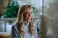 Riki Lindhome come Dr. Valerie Kinbott in Mercoledì 1x01