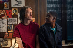 (S-D) Percy Hynes White come Xavier Thorpe, Joy Sunday come Bianca Barclay in Mercoledì 1x02