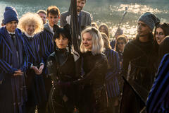 (S-D) Jenna Ortega come Wednesday Addams, Emma Myers come Enid Sinclair in Mercoledì 1x02