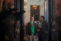 (S-D) Calum Ross come Rowan Laslow, Luyanda Unati Lewis-Nyawo come Detective Santiago in Mercoledì 1x02