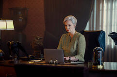 Gwendoline Christie come Larissa Weems in Mercoledì 1x02