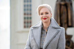 Gwendoline Christie come Larissa Weems in Mercoledì 1x03