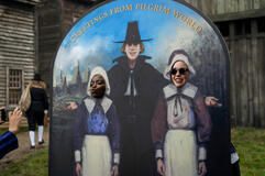 (S-D) Joy Sunday come Bianca Barclay, Naomi J. Ogawa come Yoko Tanaka in Mercoledì 1x03