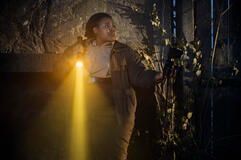 Luyanda Unati Lewis-Nyawo come Detective Santiago in Mercoledì 1x03