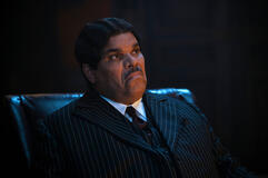 Luis Guzmán come Gomez Addams in Mercoledì 1x05