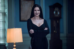 Catherine Zeta-Jones come Morticia Adams in Mercoledì 1x05