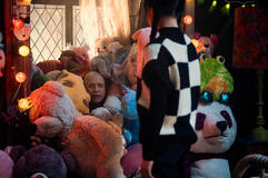 (S-D) Fred Armisen come Zio Fester, Jenna Ortega come Wednesday Addams in Mercoledì 1x07