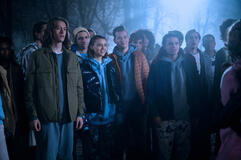 (S-D) Percy Hynes White come Xavier Thorpe, Johnna Dias-Watson come Divina, Oliver Watson come Kent in Mercoledì 1x08