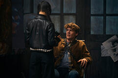 (S-D) Jenna Ortega come Wednesday Addams, Hunter Doohan come Tyler Galpin in Mercoledì 1x08