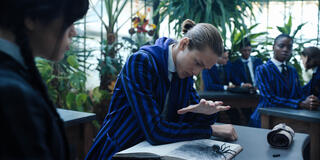 (S-D) Jenna Ortega come Wednesday Addams, Percy Hynes White come Xavier Thorpe, Joy Sunday come Bianca Barclay in Mercoledì 1x02