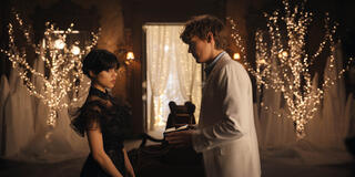 (S-D) Jenna Ortega come Wednesday Addams, Hunter Doohan come Tyler Galpin in Mercoledì 1x04