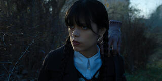 (S-D) Jenna Ortega come Wednesday Addams, Mano in Mercoledì 1x06