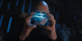 Fred Armisen come Zio Fester in Mercoledì 1x07