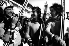 Courmayeur, Francia. Da sinistra Stefano Anzi, terzo classificato si improvvisa fotografo per riprendere Erbert Plank, vincitore della discesa libera e Rolando Thoeni secondo classificato. 