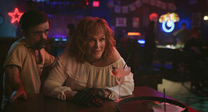Jady (Peter Dinklage) e Cath (Glenn Close) in Brothers