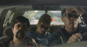 Jady (Peter Dinklage), Cath (Glenn Close), e Moke (Josh Brolin) in Brothers