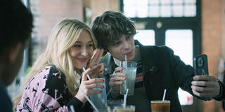 Alyvia Alyn Lind come Lexy Cross, Jackson Kelly come Grant Collins in Chucky 3x02