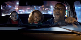 Carina Battrick come Caroline Cross, Chucky, Kenan Thompson come Cab Driver in Chucky 3x02