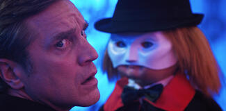 (S-D) Devon Sawa come James Collins, Chucky in Chucky 3x04