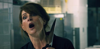 Nia Vardalos come Evelyn Elliot in Chucky 3x04