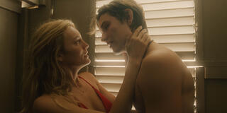 Leila George come Catherine Ravenscroft e Louis Partridge come Jonathan Brigstocke (2001) in Disclaimer 1x04