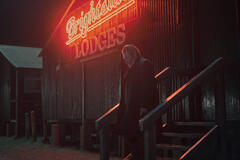 Nick Holness (Alex Ferns) in The Devil's Hour 1x01