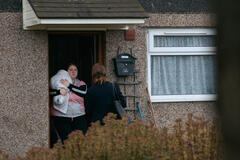 (S-D) Chloe Fisher (Carys Gaylor), Lucy Chambers (Jessica Raine) in The Devil's Hour 1x01