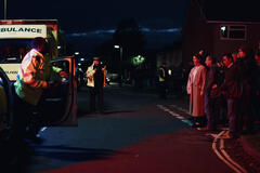 Lucy Chambers (Jessica Raine) e altri in The Devil's Hour 1x01