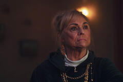 Linda Jones (Joan Hodges) in The Devil's Hour 1x01