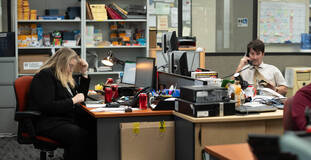 Deborah Leonard (Lucy Schmidt), Lloyd Kneath (Jonny Brugh) in The Office 1x07