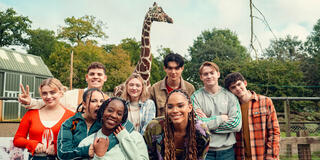 Rhea Norwood, Toby Donovan, Leila Khan, Corinna Brown, Kizzy Edgell, Will Gao, Yasmin Finney, Kit Connor, Joe Locke sul set di Heartstopper - Stagione 3