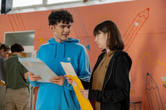 Joe Locke, Jenny Walser in Heartstopper 3x02