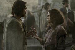 Maxim Baldry come Isildur; Nia Towle come Estrid in Il Signore degli Anelli: Gli Anelli del Potere 2x08