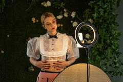 Dharma Mangia Woods in Inganno di Pappi Corsicato 1x04