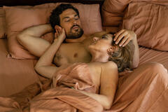 Giacomo Gianniotti e Monica Guerritore in Inganno di Pappi Corsicato - Stagione 1